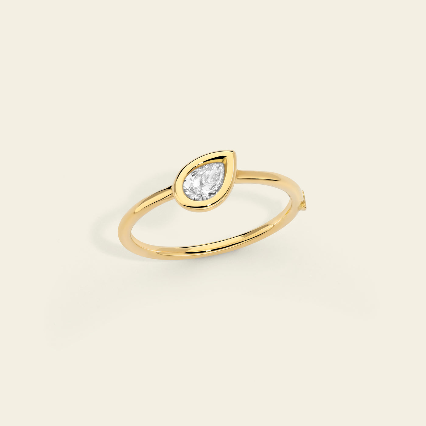 Anello con diamante a goccia