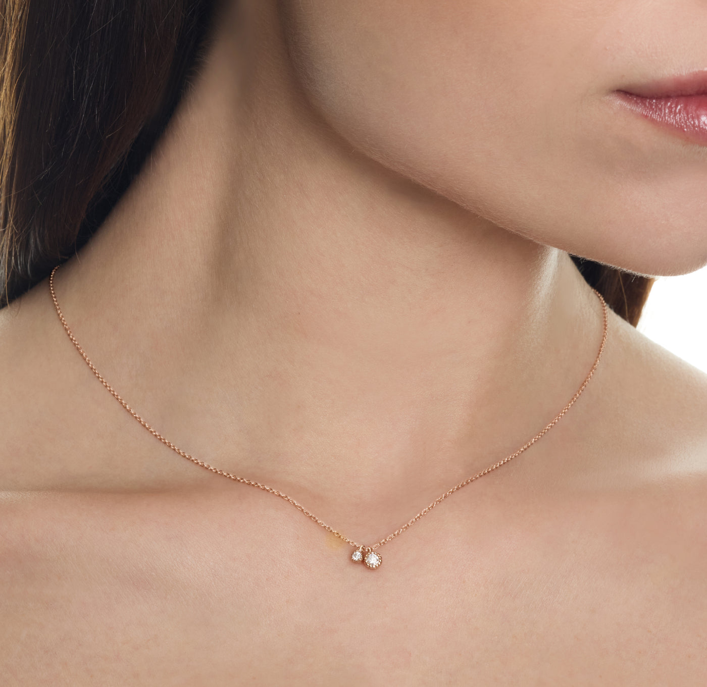 Collana con due castoni milligranati e diamanti